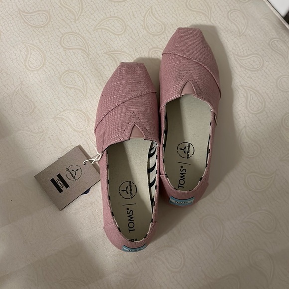 Toms Shoes - NWT pink canvas TOMS